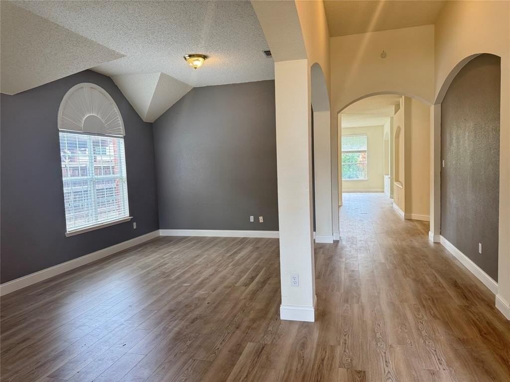 9814 Honeysuckle Dr - Photo 3 of 21