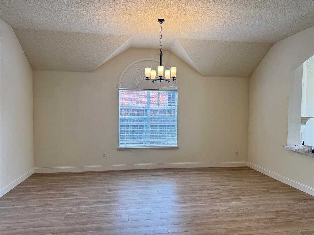 9814 Honeysuckle Dr - Photo 4 of 21