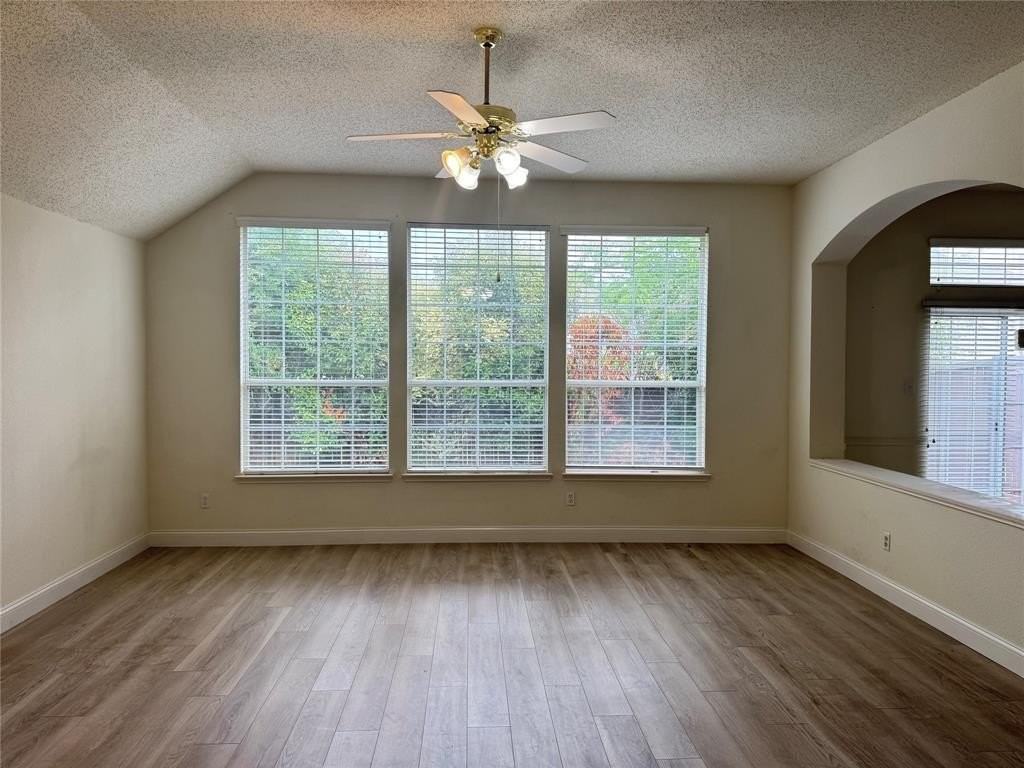 9814 Honeysuckle Dr - Photo 5 of 21