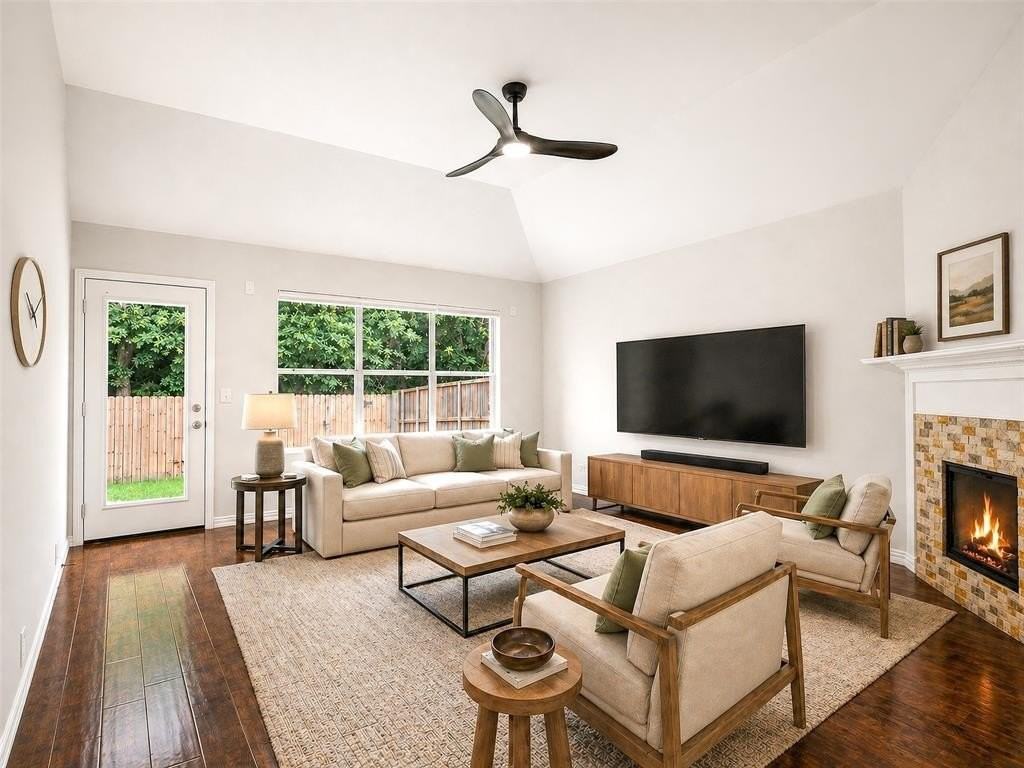 1817 Newton Dr - Photo 3 of 34