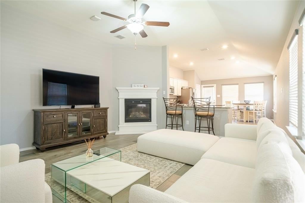 8900 Devonshire Dr - Photo 3 of 17