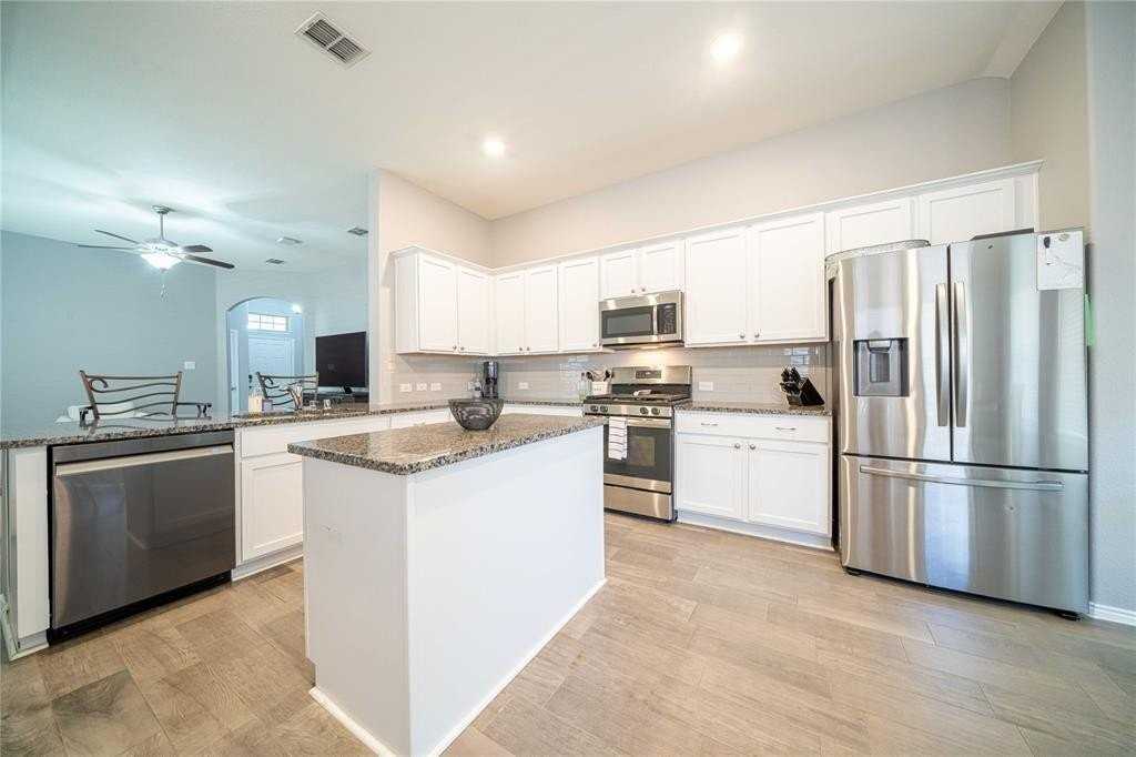 8900 Devonshire Dr - Photo 6 of 17