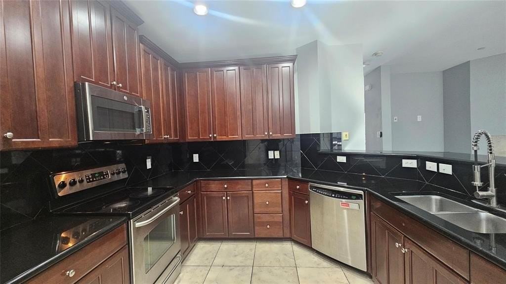 1424 Biltmore Ln - Photo 6 of 37