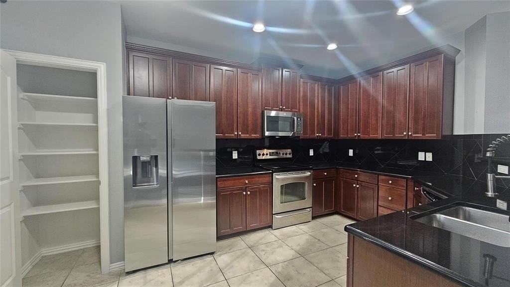 1424 Biltmore Ln - Photo 7 of 37