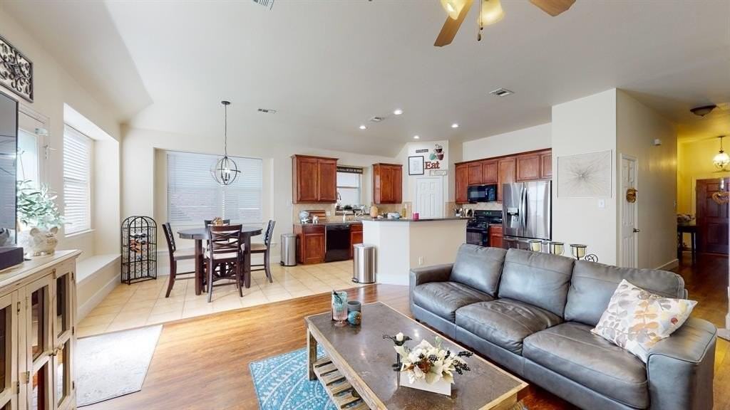 2113 Lanshire Dr - Photo 4 of 17