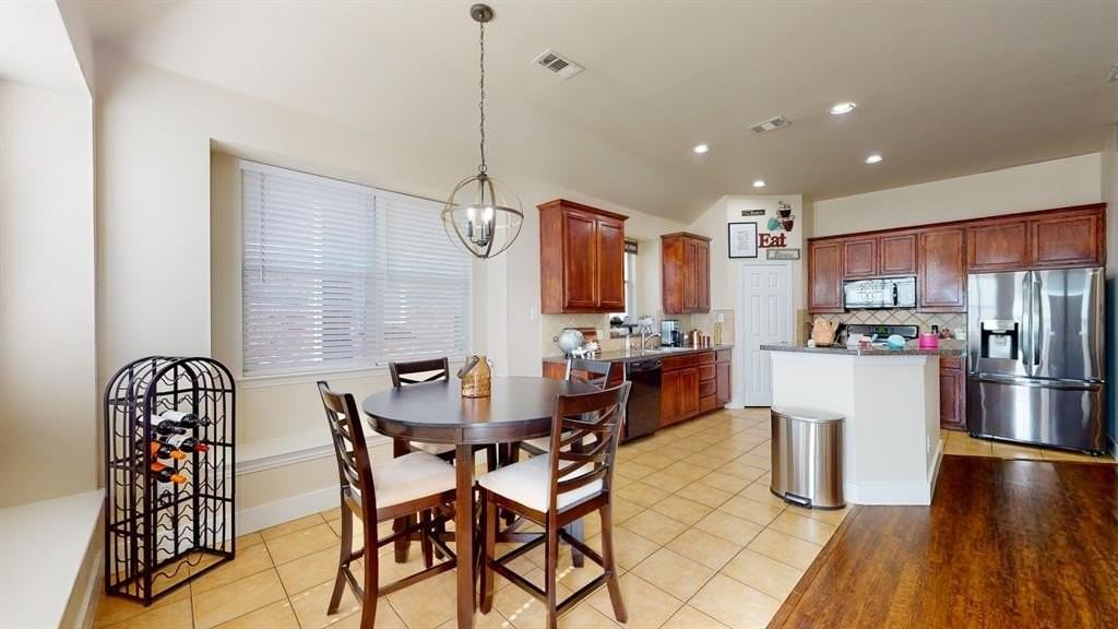 2113 Lanshire Dr - Photo 6 of 17