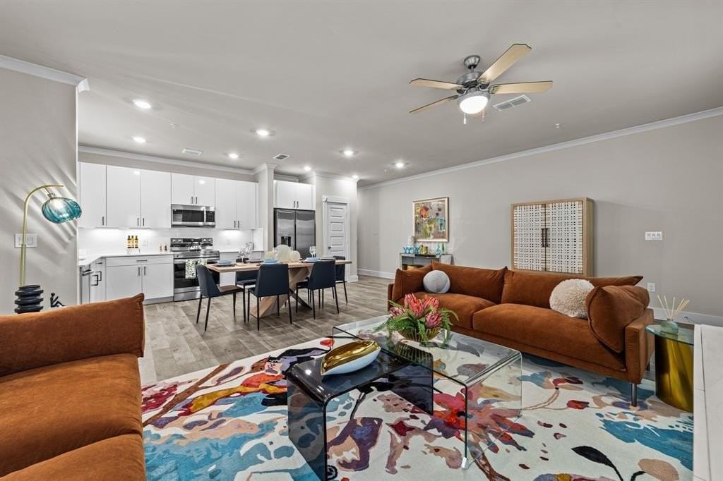 6710 Gladly Ln - Photo 3 of 36