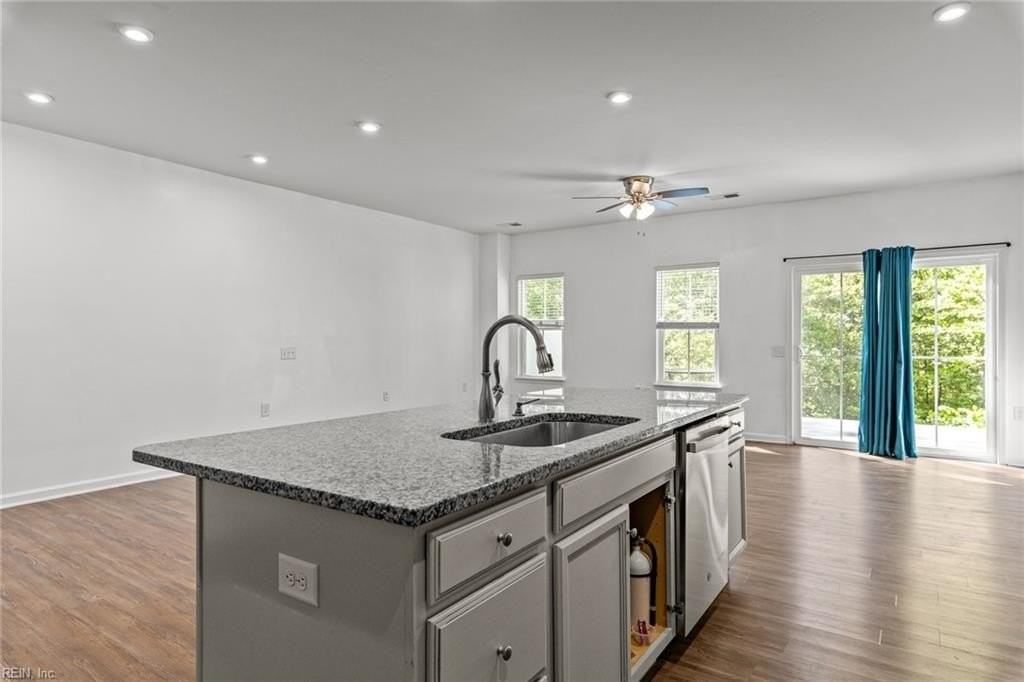 109 Capeside Ct - Photo 5 of 35