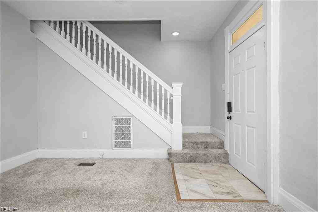 868 W 36th St - Photo 5 of 33