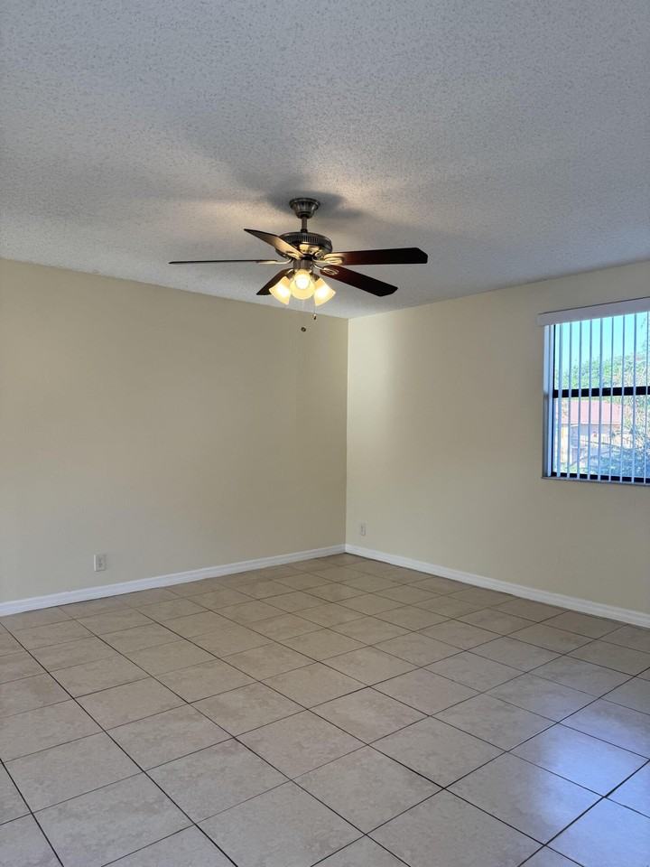 11406 Nw 45th St - Photo 4 of 15