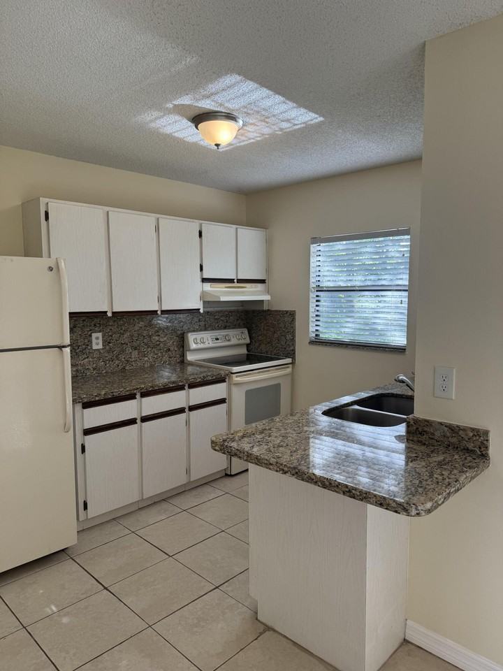 11406 Nw 45th St - Photo 6 of 15