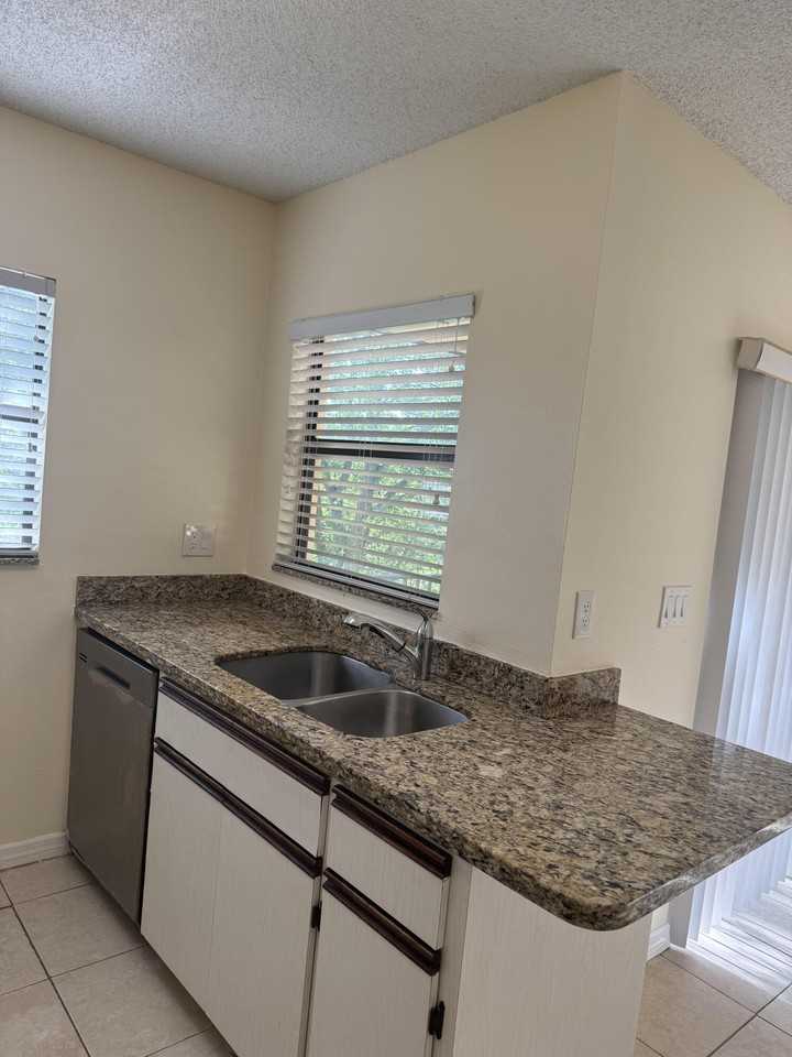 11406 Nw 45th St - Photo 7 of 15