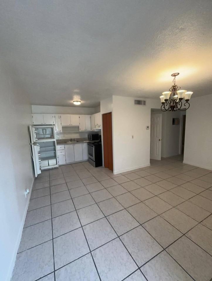 5050 Sw 40th Ave #4 - Photo 2 of 15