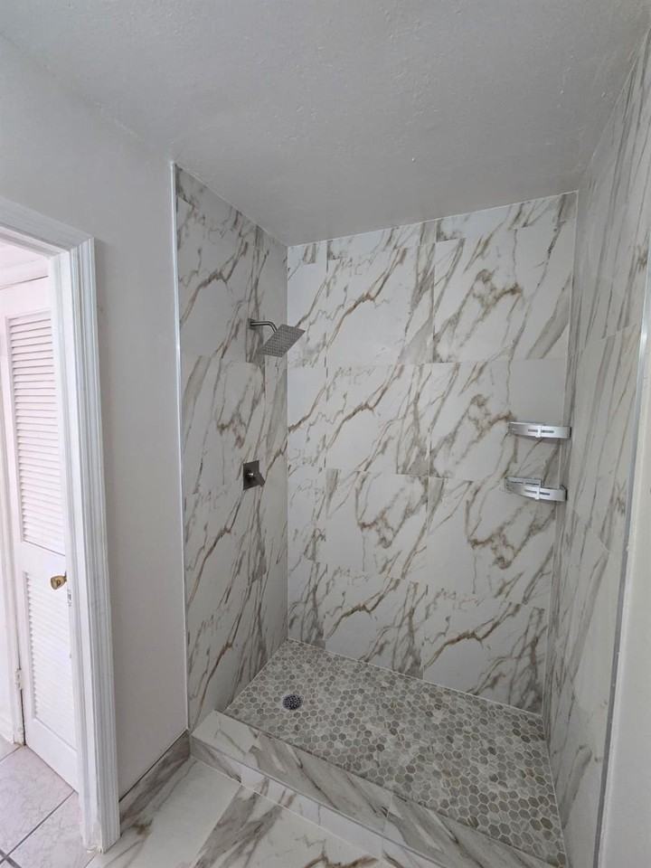 5050 Sw 40th Ave #4 - Photo 3 of 15