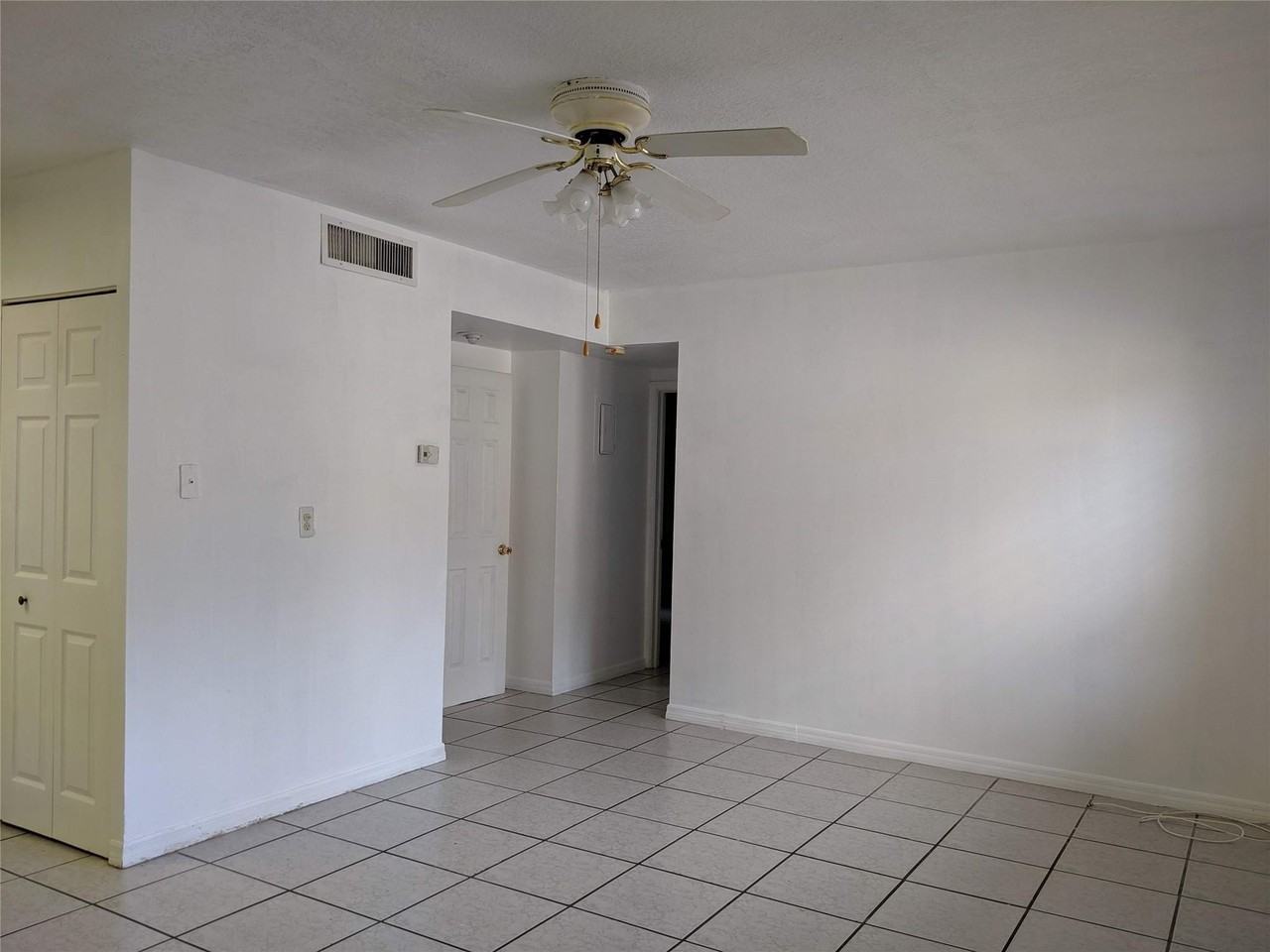 5050 Sw 40th Ave #4 - Photo 4 of 15