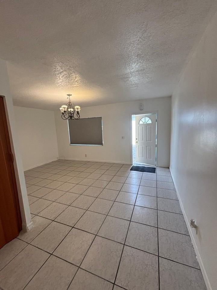 5050 Sw 40th Ave #4 - Photo 6 of 15