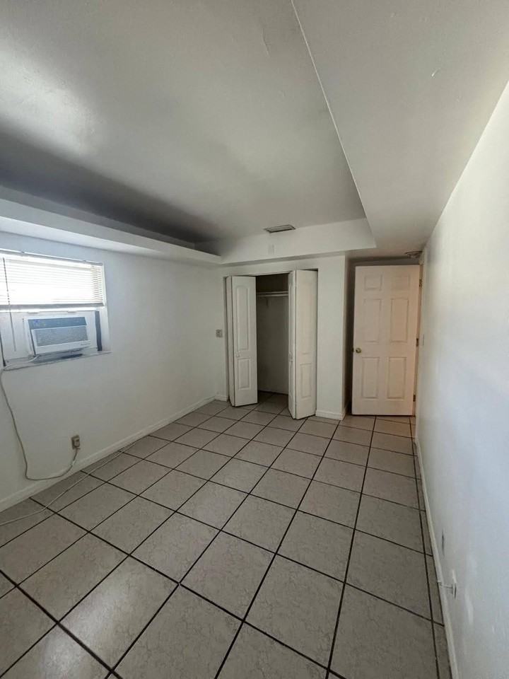 5050 Sw 40th Ave #4 - Photo 7 of 15