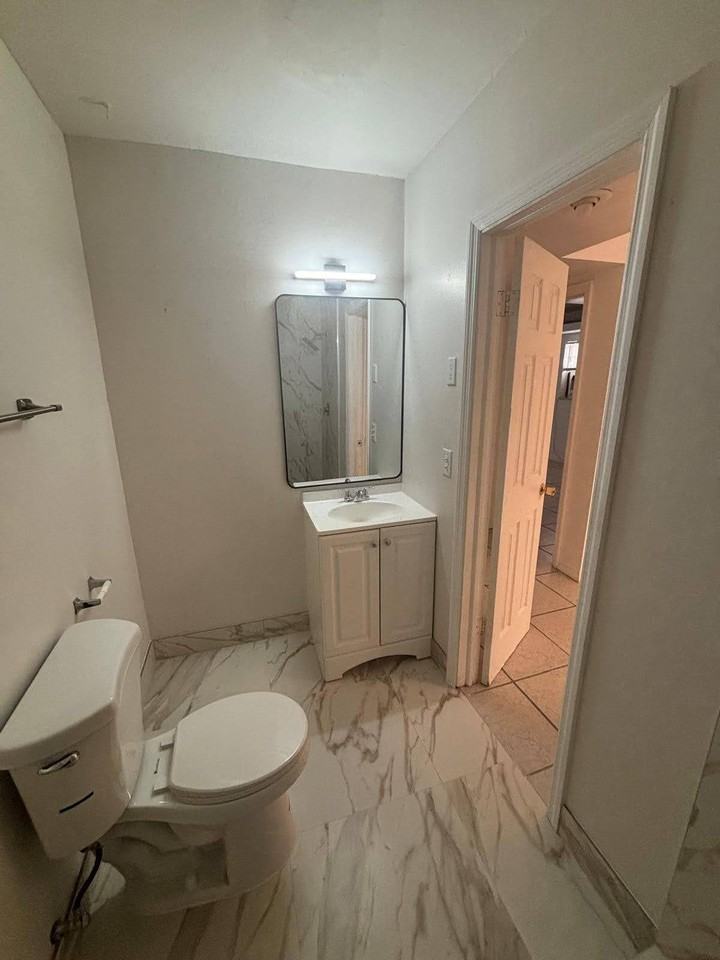 5050 Sw 40th Ave #4 - Photo 6 of 12