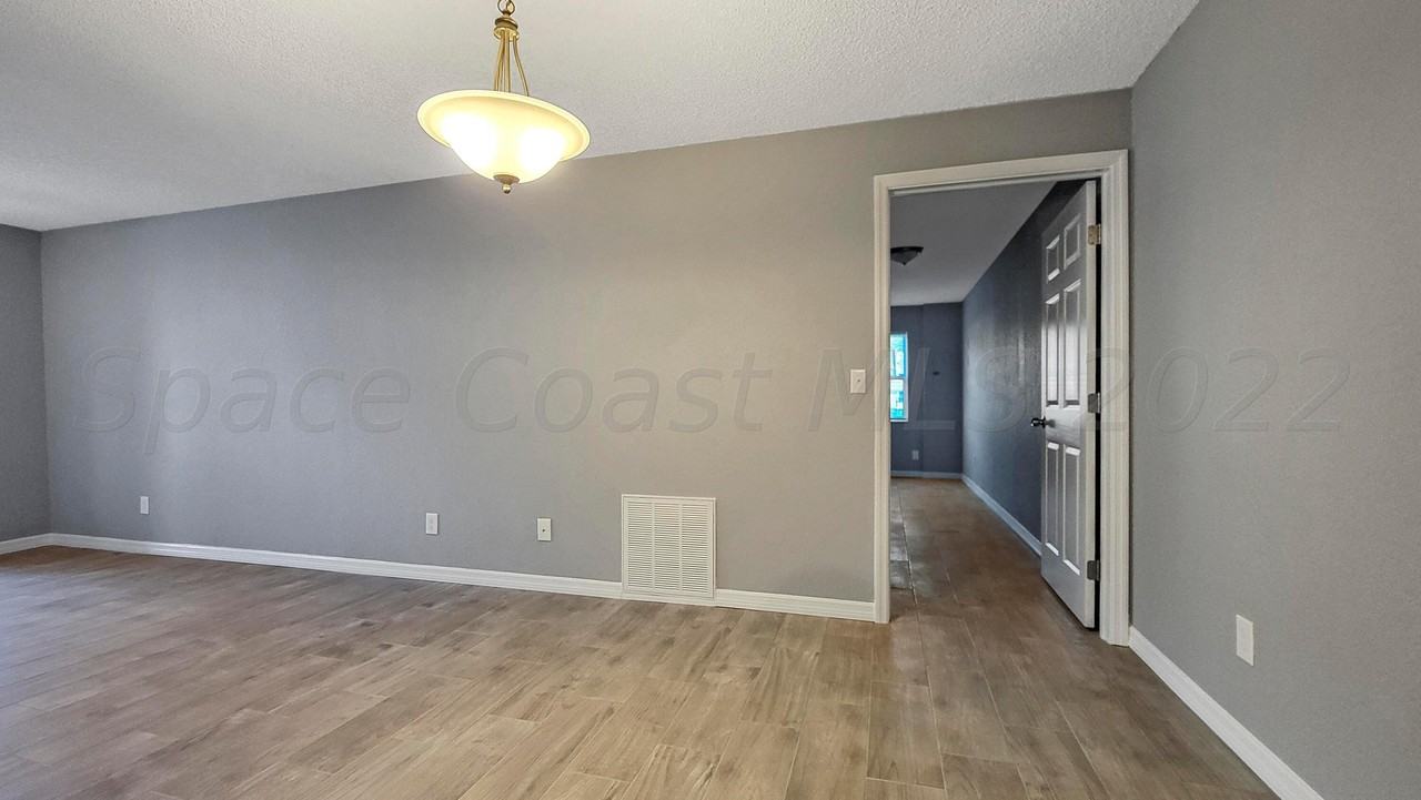 318 Sun Dial Ct - Photo 4 of 14