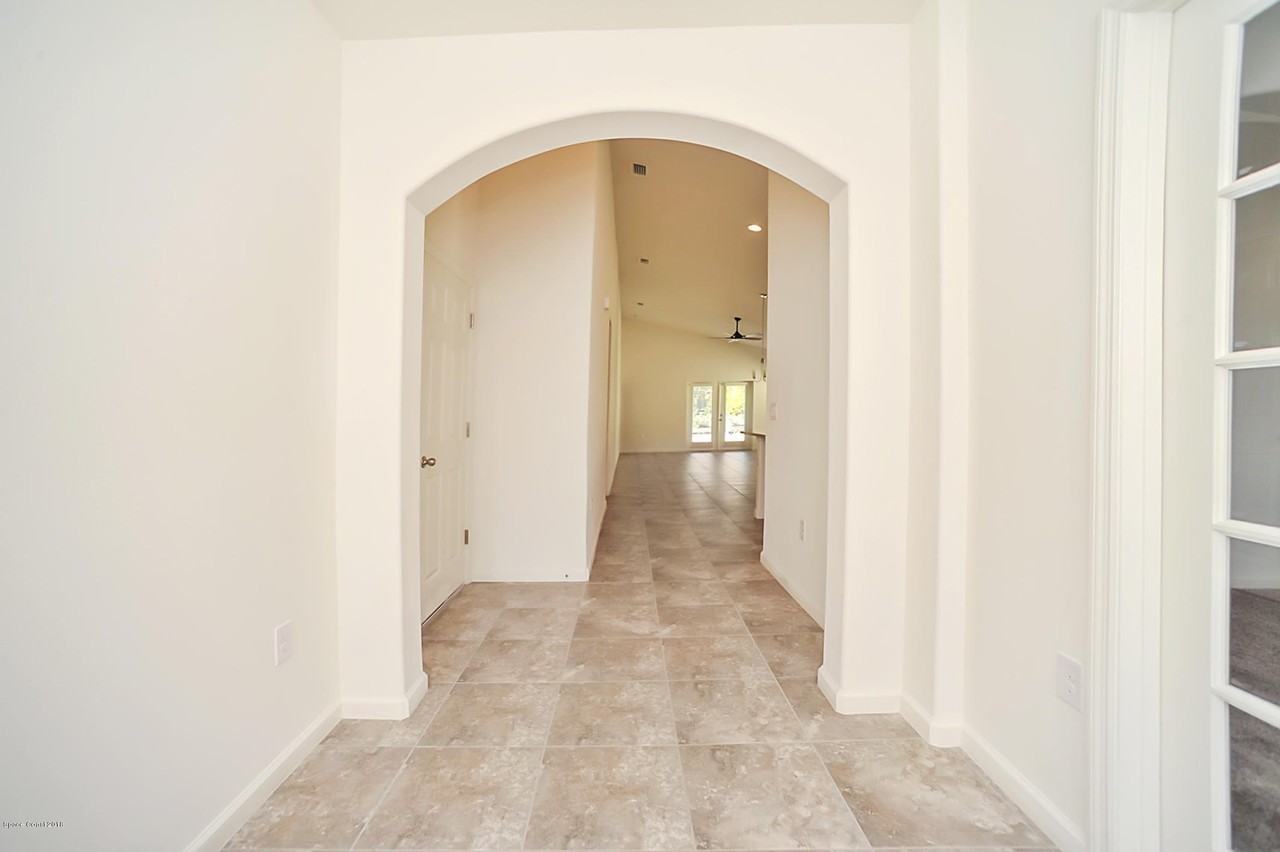 1033 Musgrass Cir - Photo 3 of 19