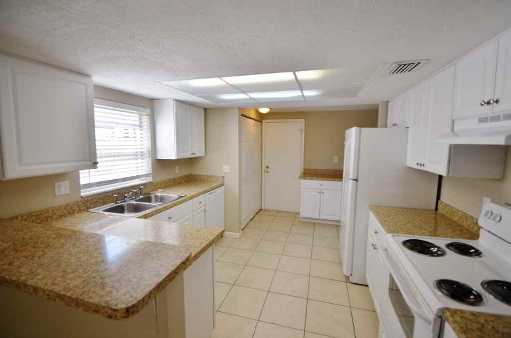 12503 Queensland Ln - Photo 3 of 5