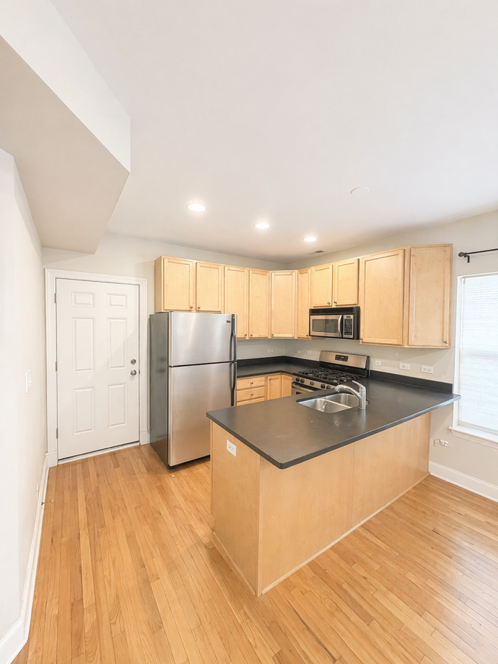 6815 N Lakewood Ave - Photo 3 of 10