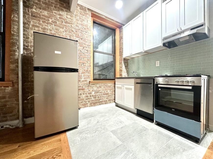 3135 Broadway - Photo 7 of 10