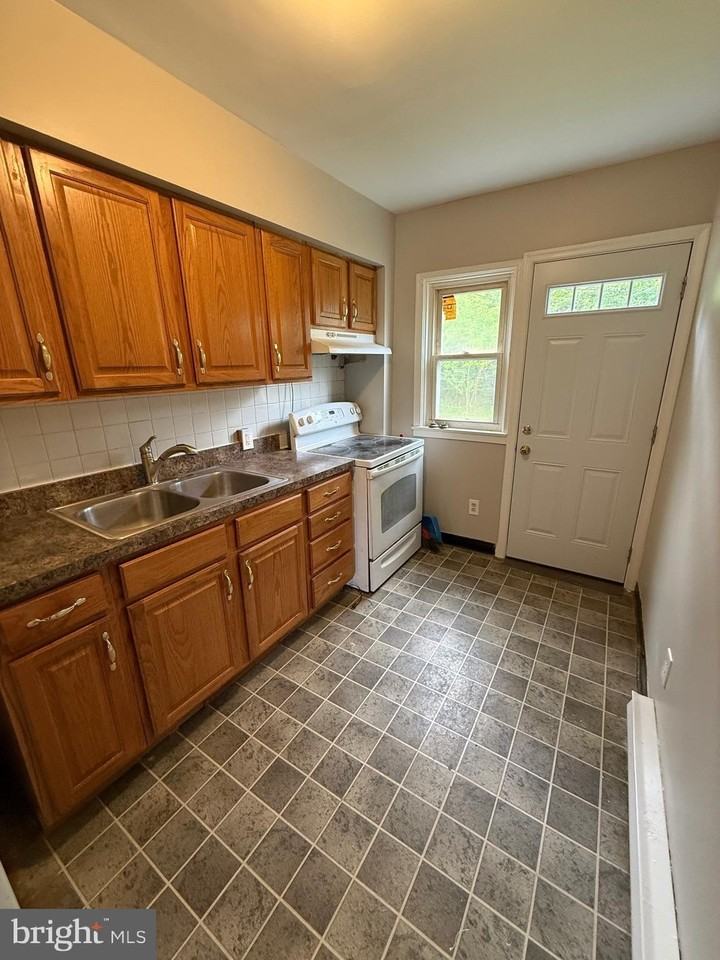 526 Random Rd #1stFL - Photo 7 of 12