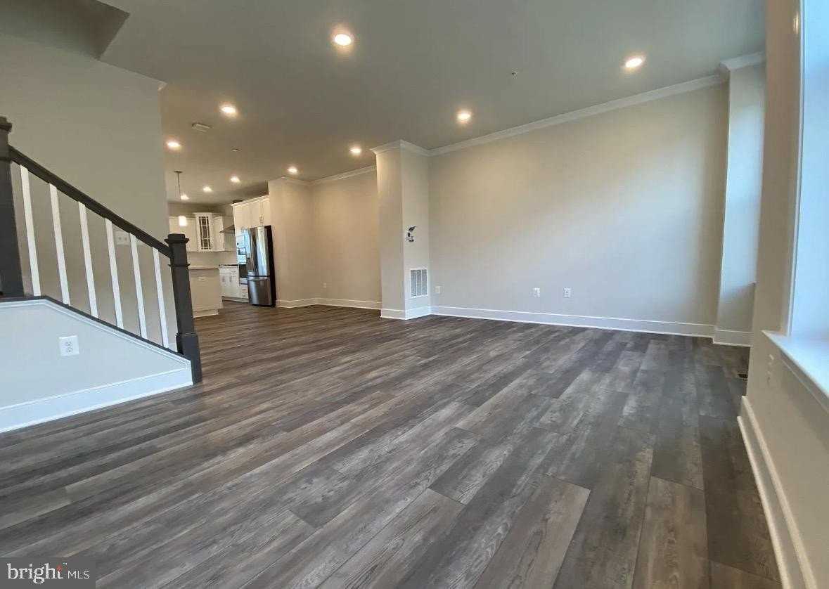 136 Bleeker Pl - Photo 7 of 25