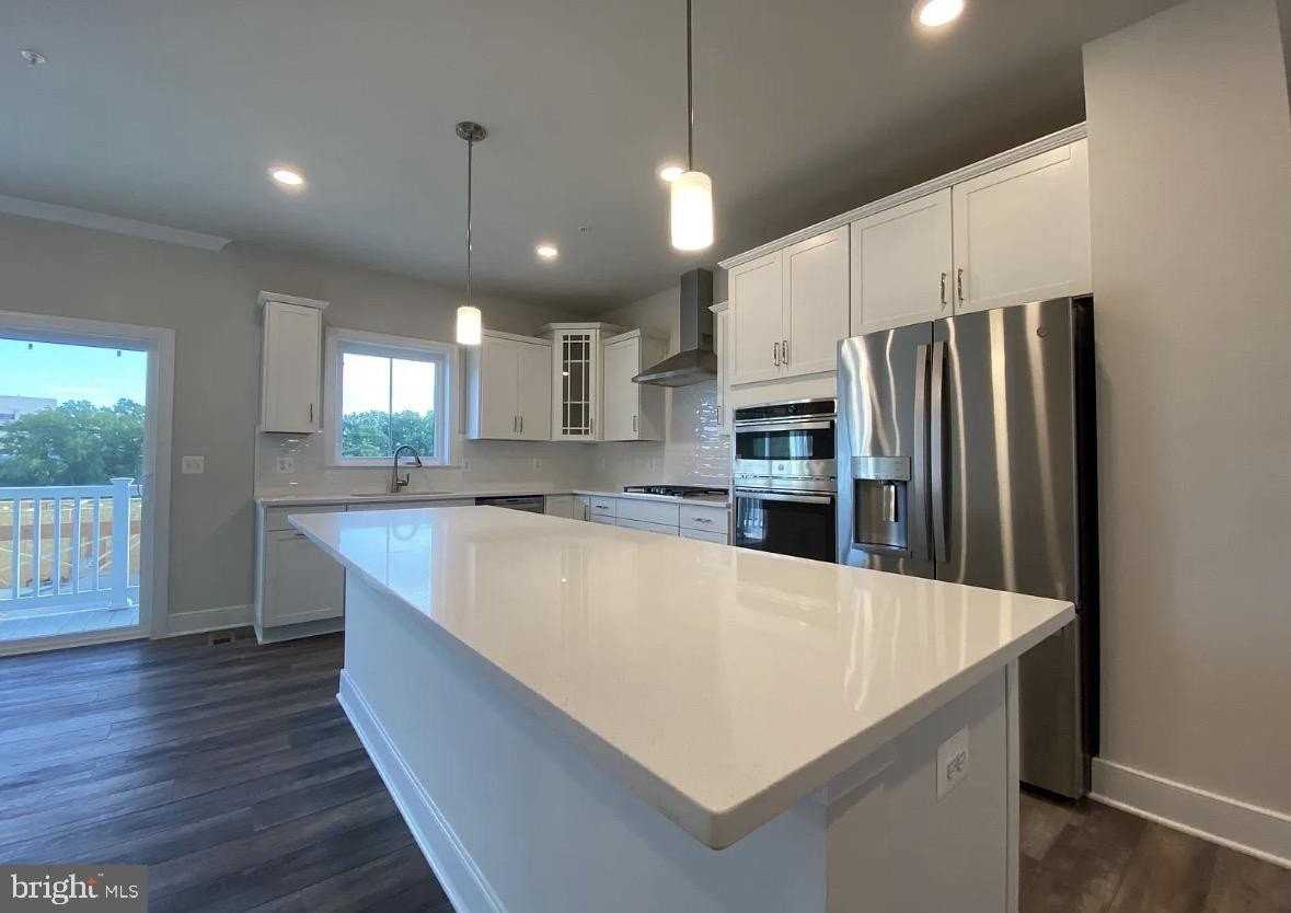 136 Bleeker Pl - Photo 4 of 25