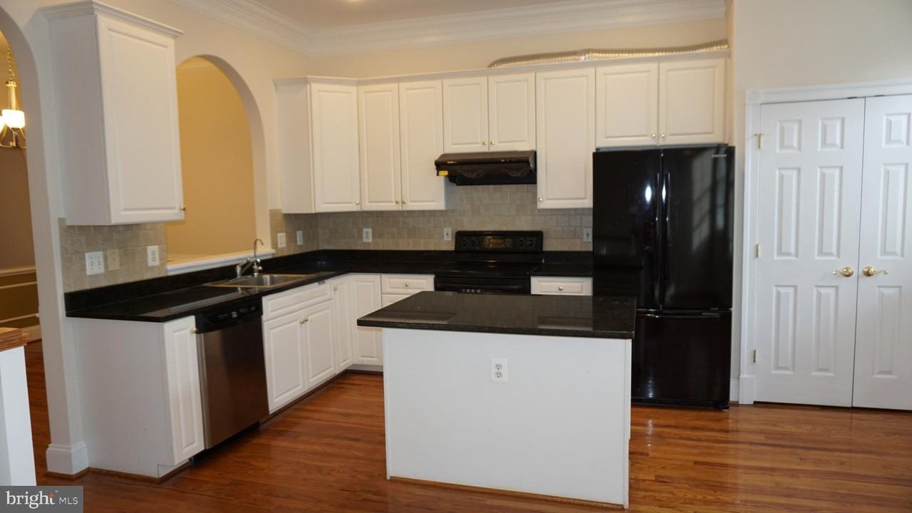 405 Main St - Photo 4 of 26