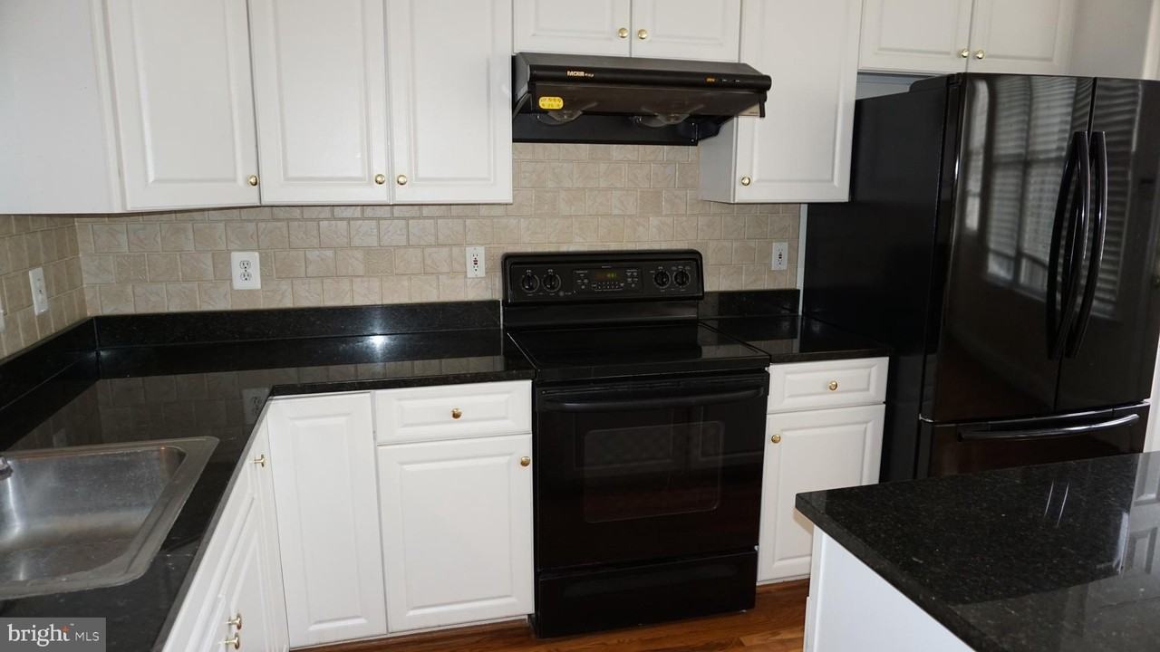 405 Main St - Photo 5 of 26