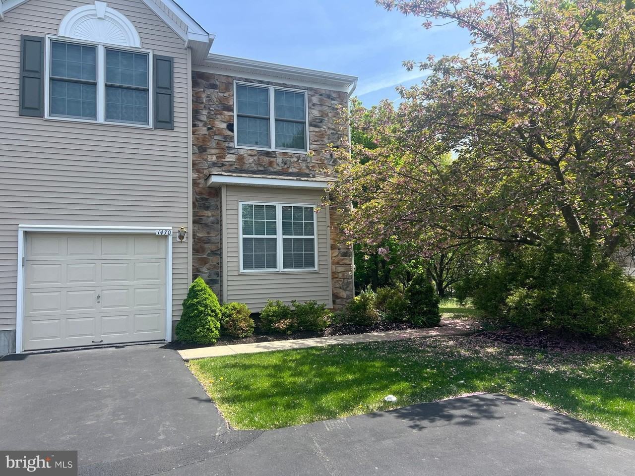 1470 Sweetbriar Dr - Photo 2 of 32