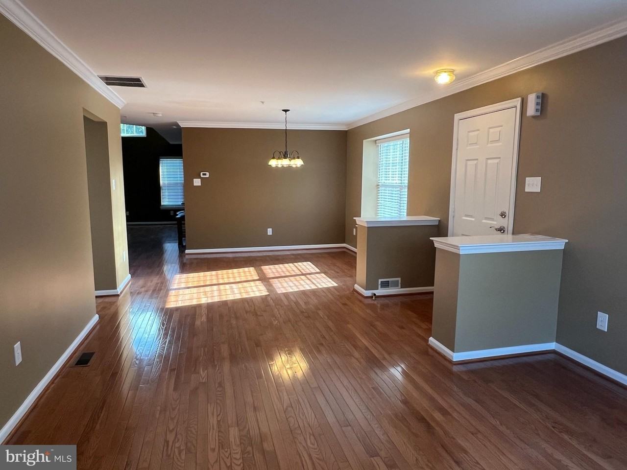 1470 Sweetbriar Dr - Photo 3 of 32
