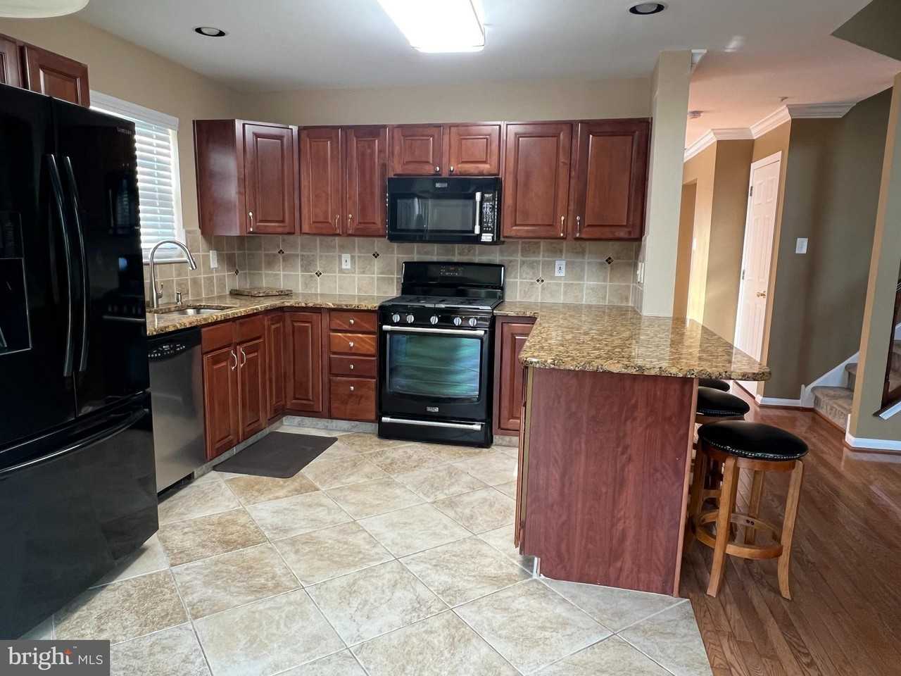 1470 Sweetbriar Dr - Photo 5 of 32