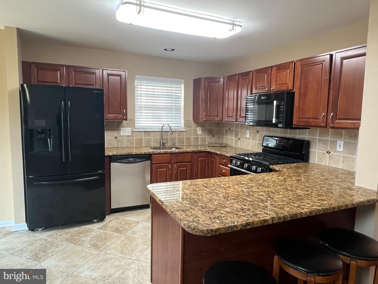 1470 Sweetbriar Dr - Photo 6 of 32
