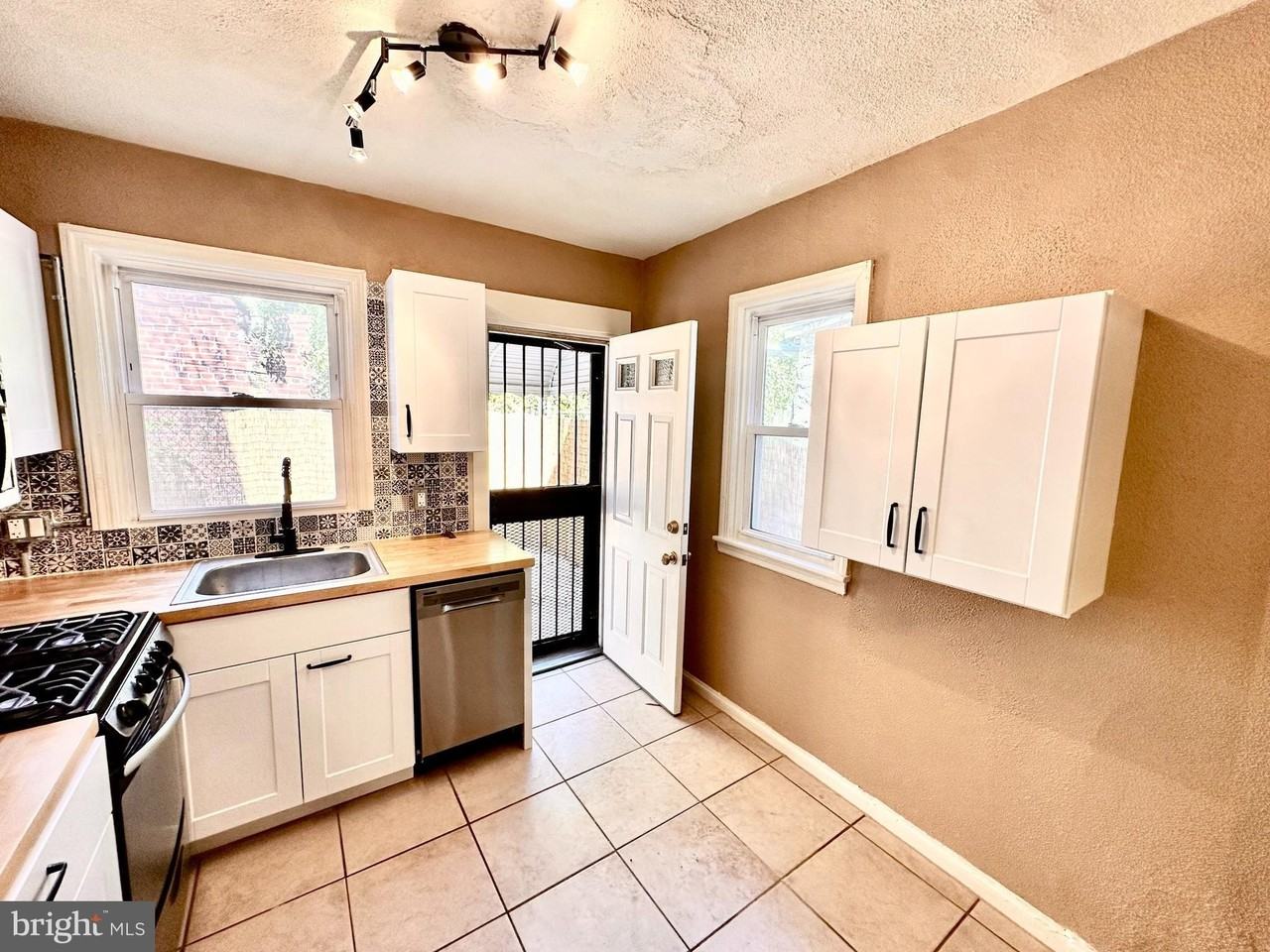 5229 Pulaski Ave - Photo 7 of 16