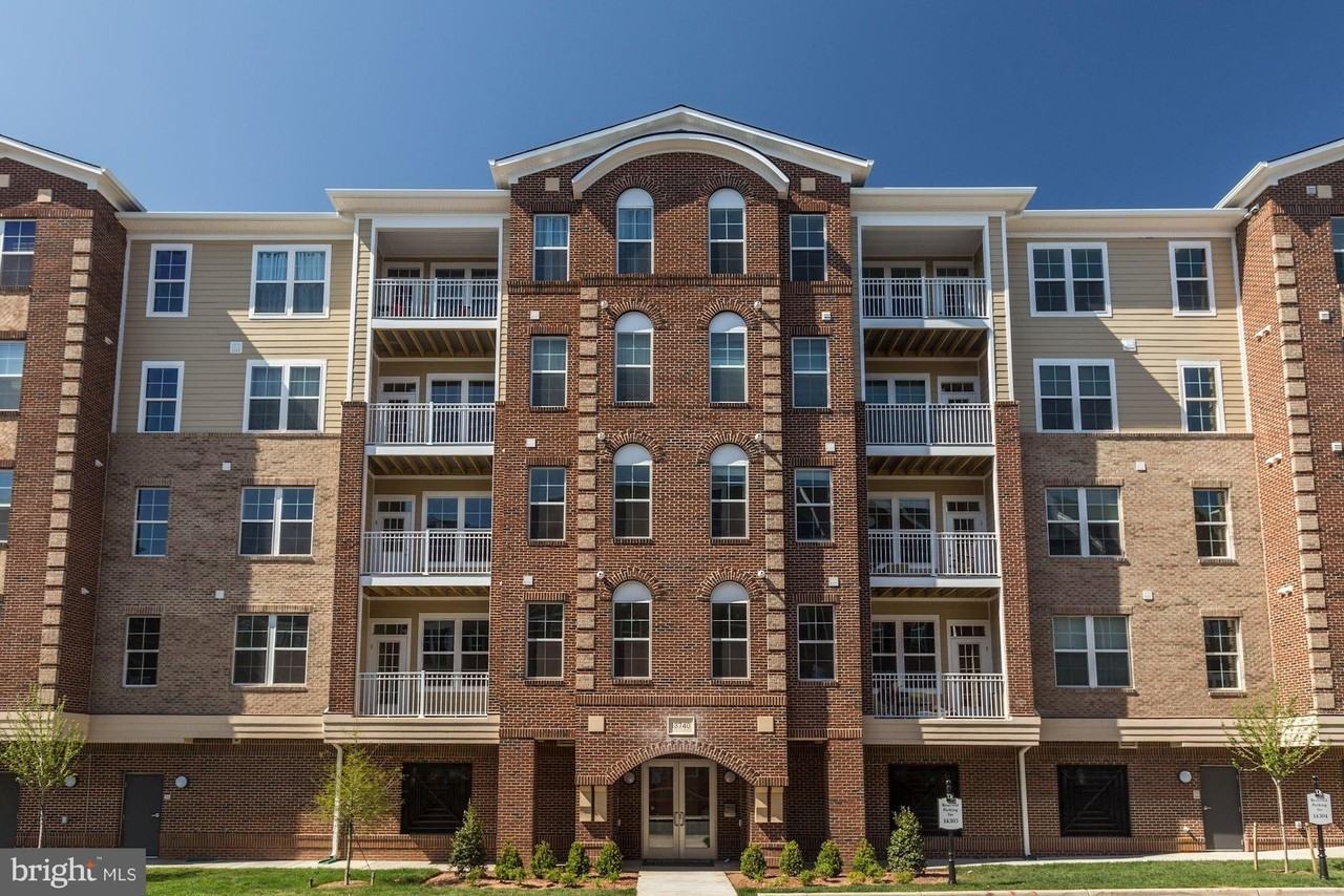 13740 Endeavour Dr #403 - Photo 2 of 25