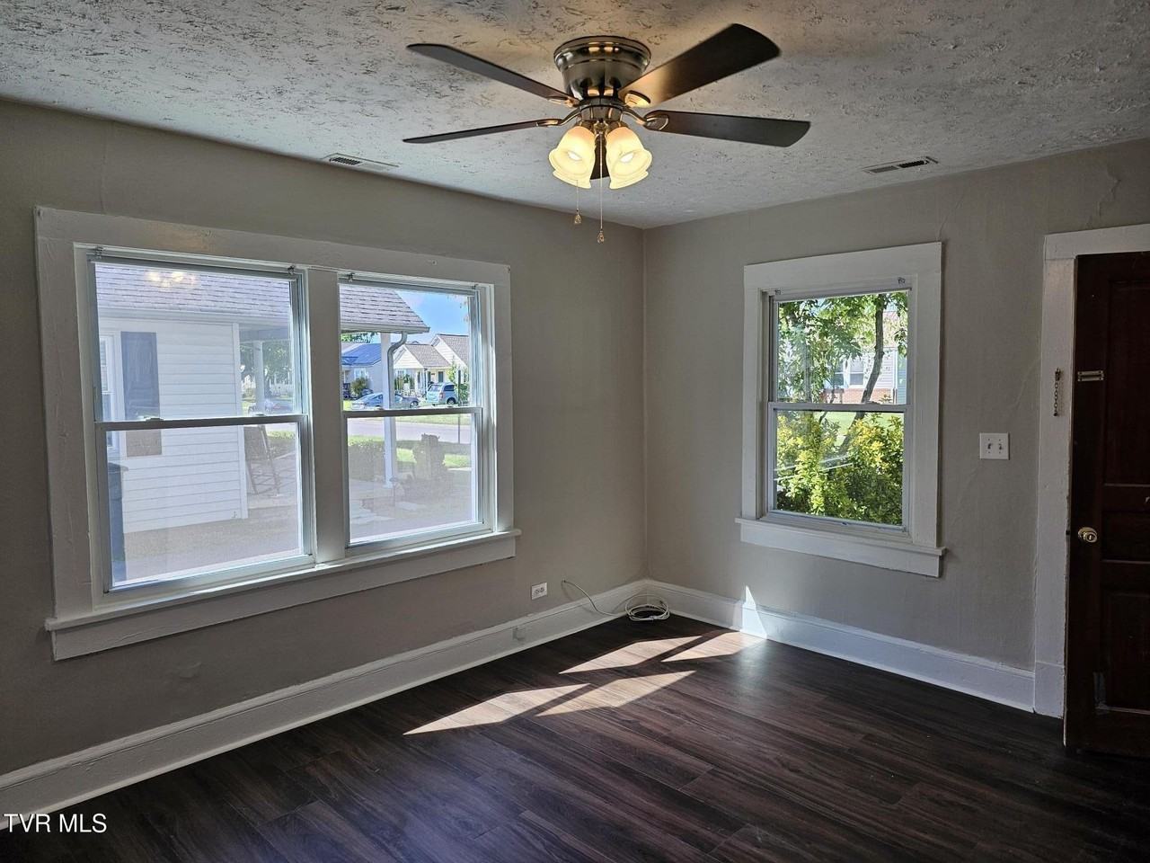 1329 Chestnut St - Photo 3 of 13