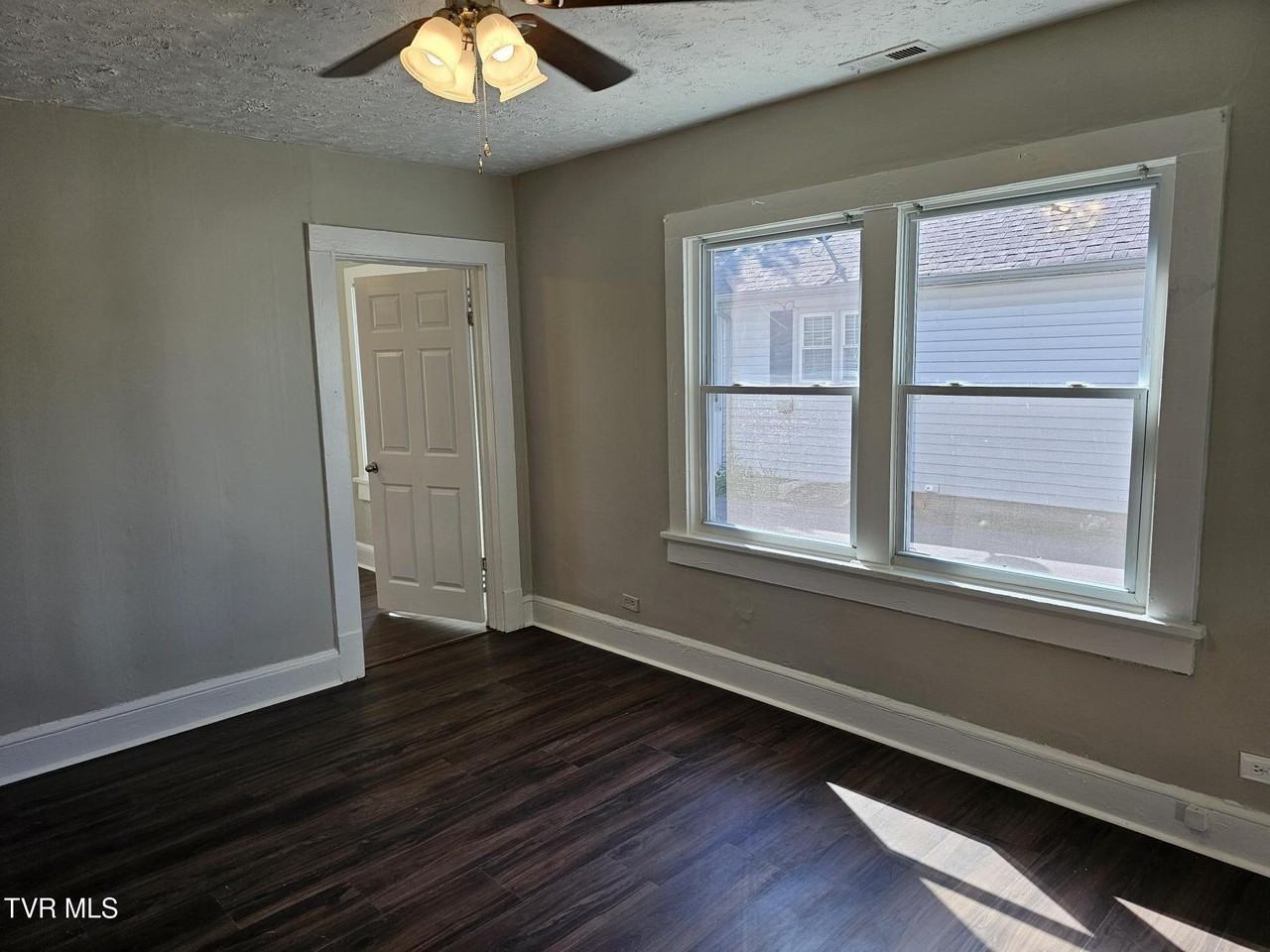 1329 Chestnut St - Photo 4 of 13