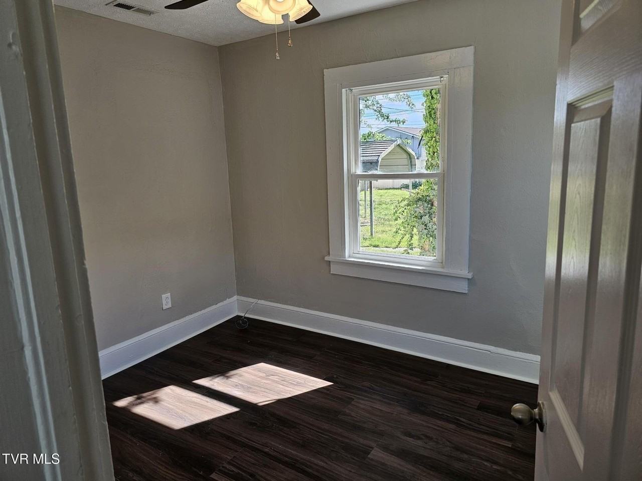 1329 Chestnut St - Photo 6 of 13