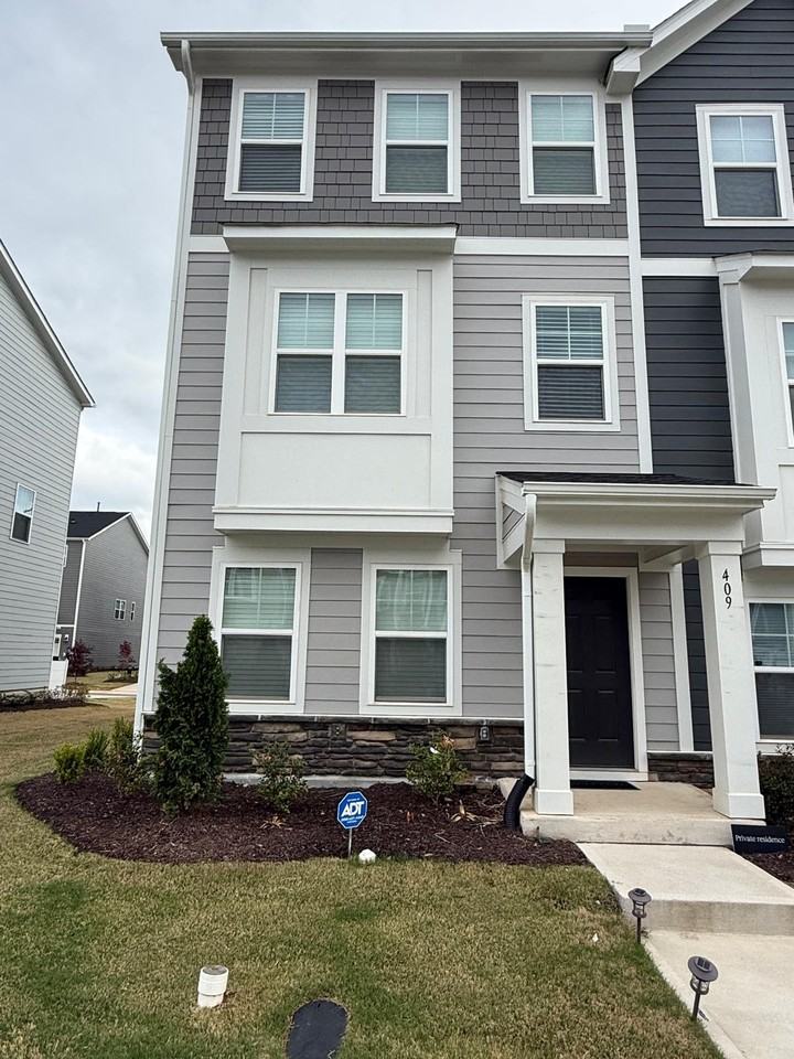 409 Deercroft Dr #1 - Photo 3 of 50