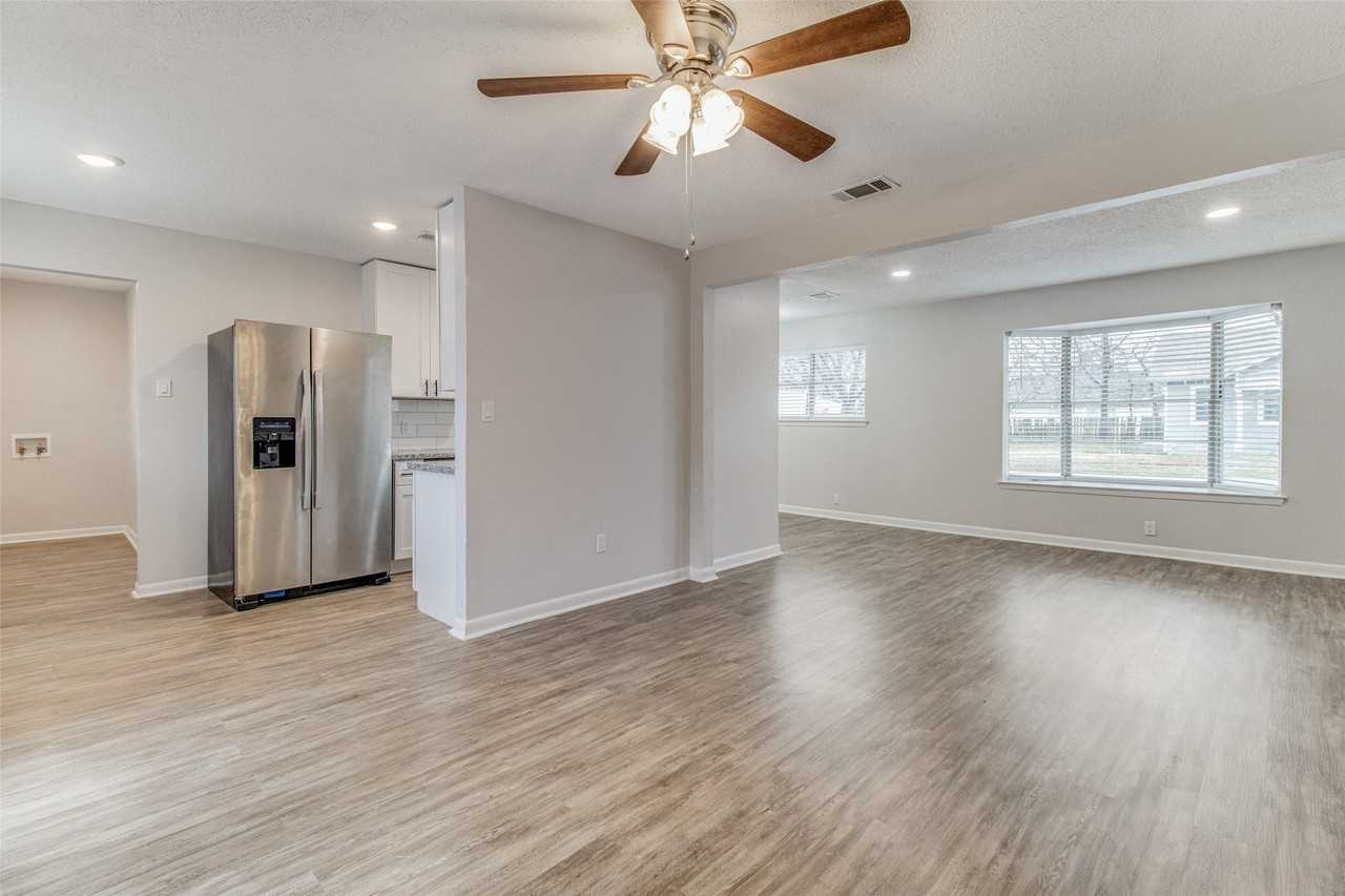 822 N Throckmorton St - Photo 3 of 12