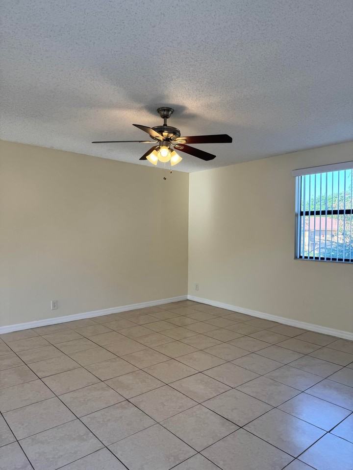 11406 Nw 45th St - Photo 4 of 15