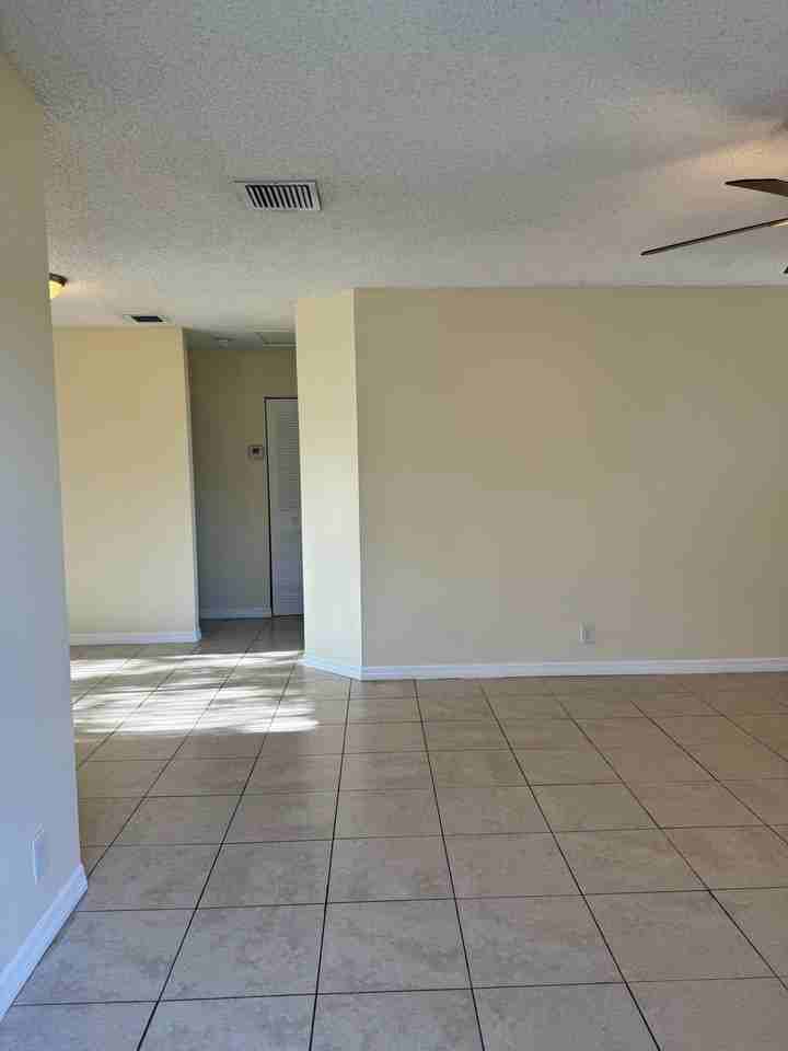 11406 Nw 45th St - Photo 5 of 15