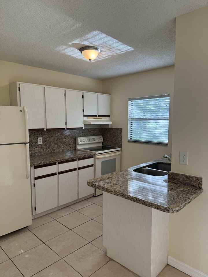 11406 Nw 45th St - Photo 6 of 15