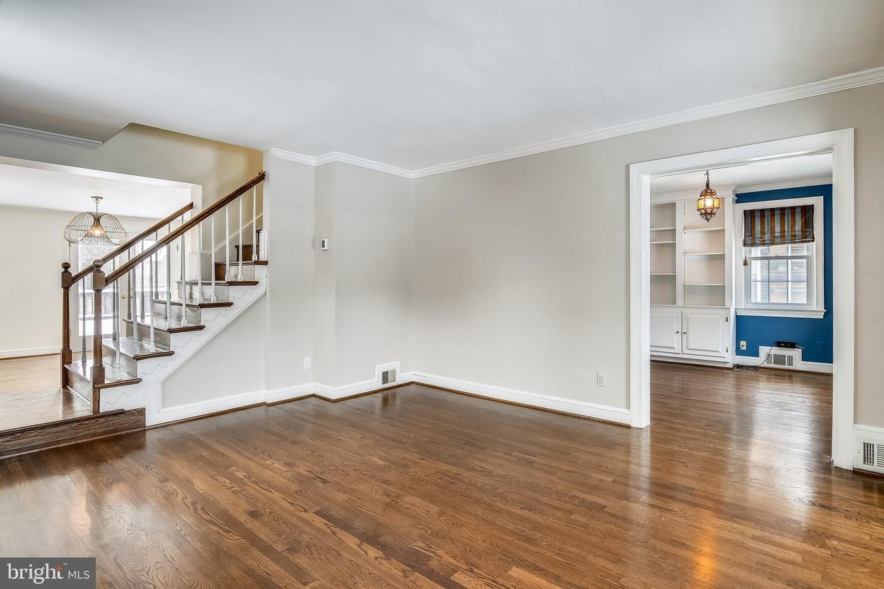 111 S Oak St - Photo 3 of 38