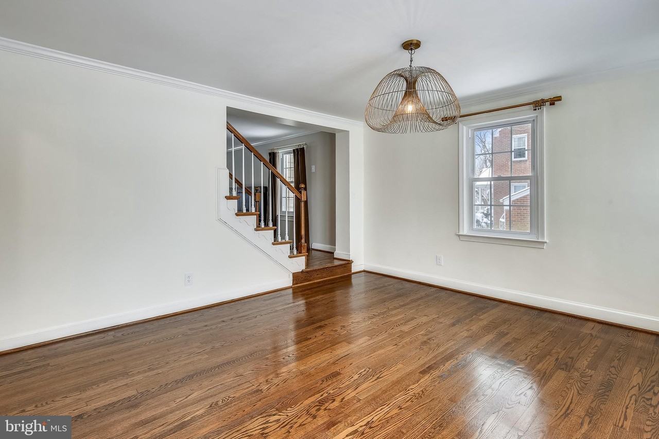 111 S Oak St - Photo 5 of 38