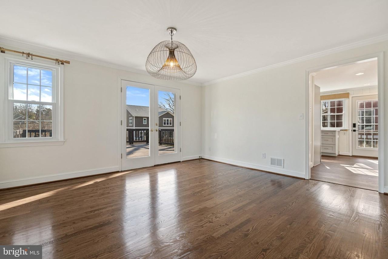 111 S Oak St - Photo 6 of 38