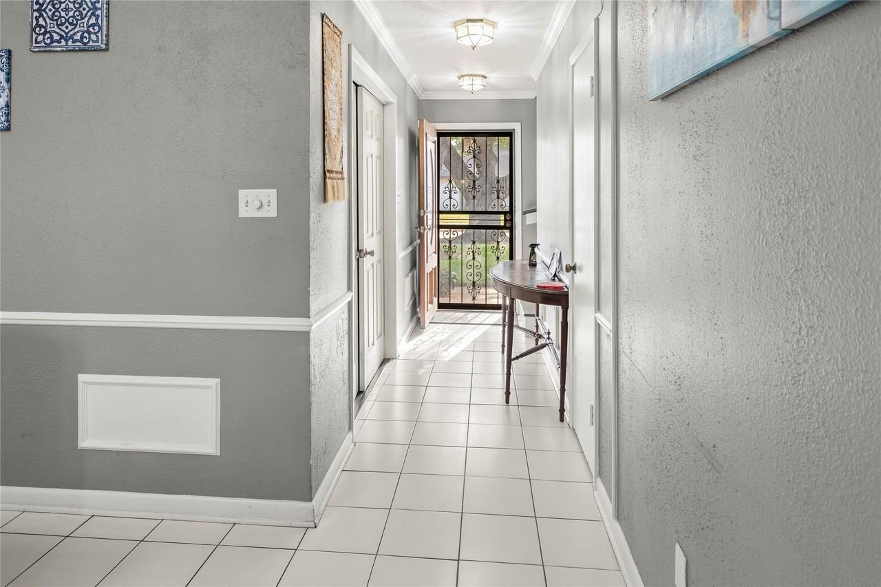 10910 Vanderford Dr - Photo 4 of 32